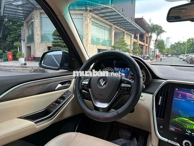Vinfast Lux SA Premium 2022 - Màu đen - 2v7km