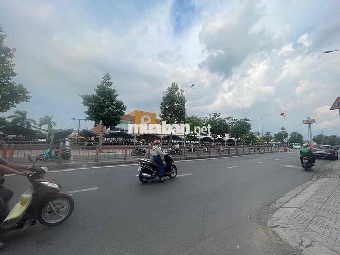 80m2 công nhận đủ, Hẻm xe hơi, Đối diện Emart Phan Văn Trị