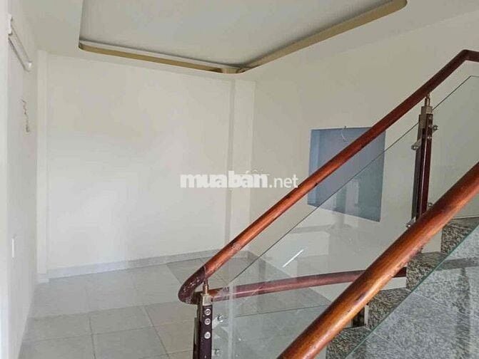 NHÀ TRỐNG DỌN VÀO LIỀN CHINH CHỦ  Cần cho thuê nhà nguyên căn mặt tiền