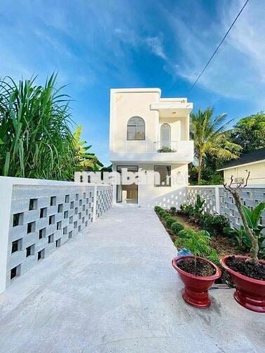 NHÀ TRỆT LẦU MỚI TINH CÓ KHOẢNG SÂN RỘNG TRỒNG CÂY TRƯỚC SÂN