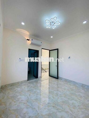 NHÀ TRỆT LẦU MỚI TINH CÓ KHOẢNG SÂN RỘNG TRỒNG CÂY TRƯỚC SÂN