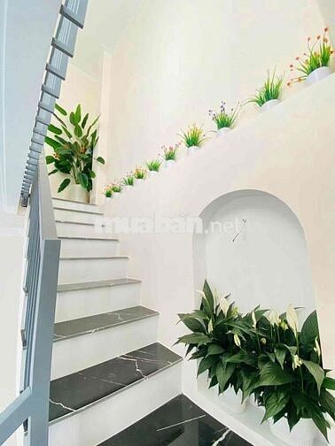 NHÀ TRỆT LẦU MỚI TINH CÓ KHOẢNG SÂN RỘNG TRỒNG CÂY TRƯỚC SÂN