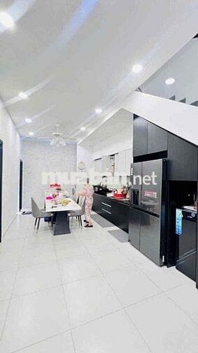 NHÀ PHỐ FULL NỘI THẤT HIỆN ĐẠI 1/ TÔKY GẦN TRƯỜNG , CHỢ BẮP..