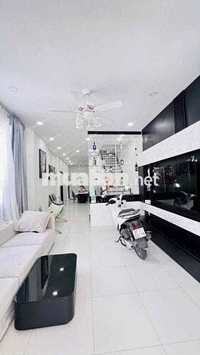 NHÀ PHỐ FULL NỘI THẤT HIỆN ĐẠI 1/ TÔKY GẦN TRƯỜNG , CHỢ BẮP..
