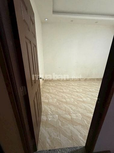 Cho thuê nhà 16 triệu , 3 tầng ,  mặt đường ô tô ,  