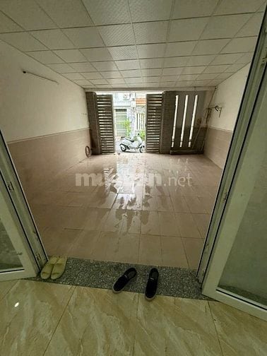 Cho thuê nhà 16 triệu , 3 tầng ,  mặt đường ô tô ,  