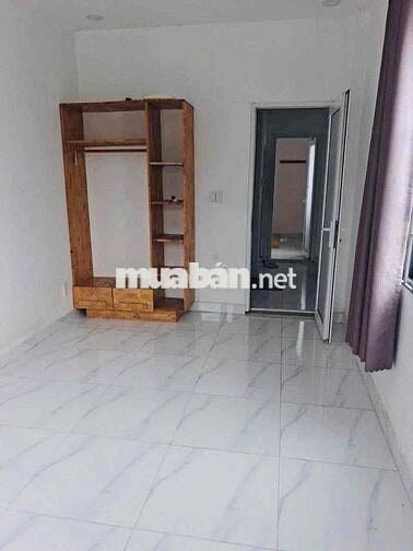 NHÀ GẦN NGÃ TƯ GA. TRỆT 2 LẦU 4PN 3WC. SÂN RỘNG