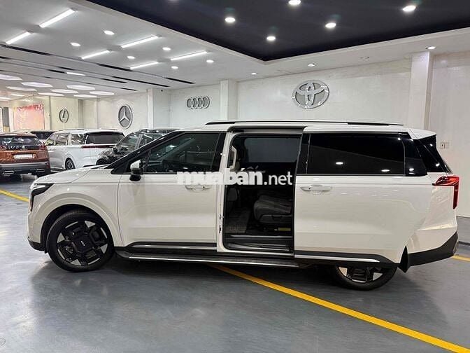 Kia Carnival Premium 8s 2024 lướt 16.000km