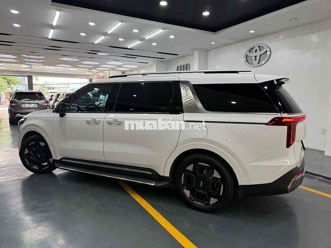 Kia Carnival Premium 8s 2024 lướt 16.000km