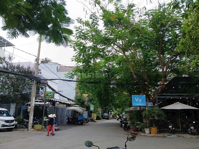 Cho thuê góc 2 MT Trần Thị Liền , DT : 10x20 , 1 trệt 1 lầu . Giá :30T