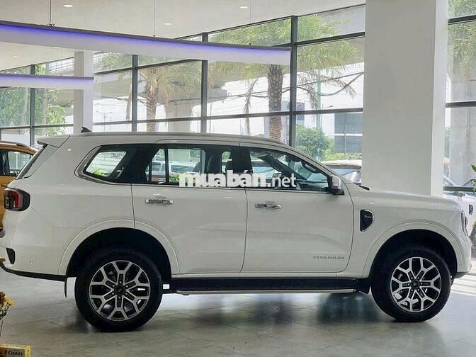 Everest Titanium 4x4 VIN 2025 mới 100% Ưu Đãi Lớn