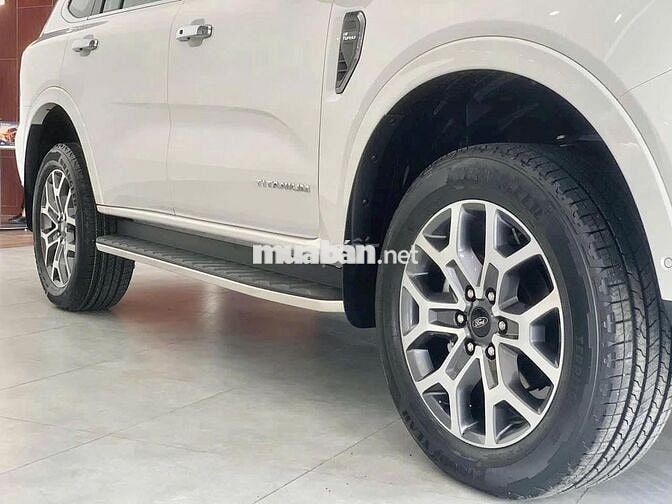 Everest Titanium 4x4 VIN 2025 mới 100% Ưu Đãi Lớn