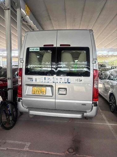 Ford Transit 2018 Xe khách 16 chỗ, màu Bạc