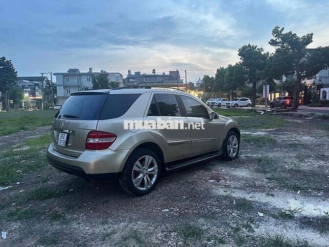 Mercedes-Benz ML350 Vàng cát 5 chỗ