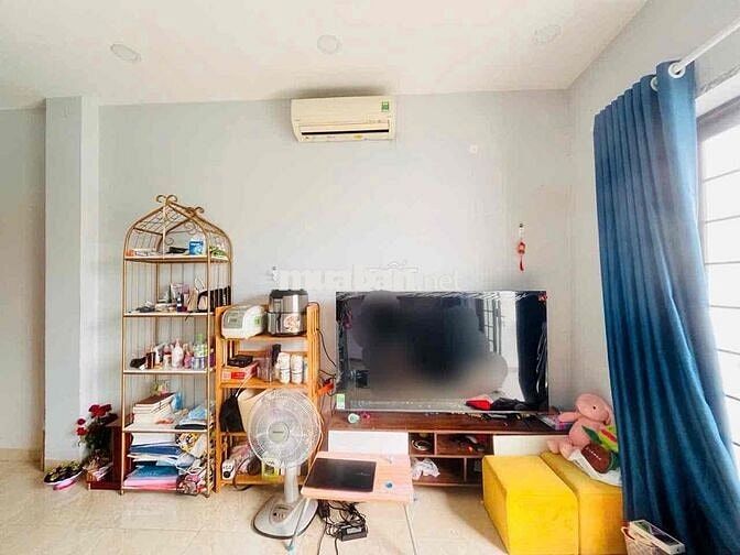 PHÒNG BAN CÔNG FULL NỘI THẤT -CẠNH QUẬN 7