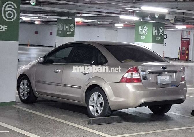 Ford Focus Ghia 2.0 Sedan bản full 2011 Vàng cát