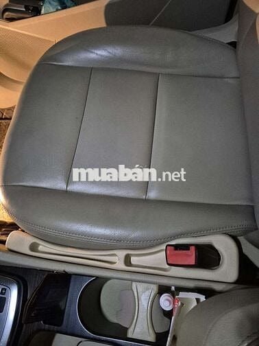 Ford Focus Ghia 2.0 Sedan bản full 2011 Vàng cát