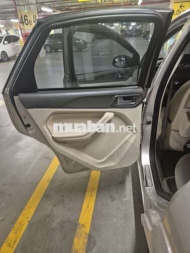 Ford Focus Ghia 2.0 Sedan bản full 2011 Vàng cát