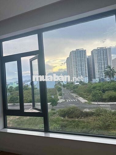 CHO THUÊ SHOPHOUSE 4 TẦNG CÓ THANG MÁY- ĐƯỜNG MÊ LINH – ĐỐI DIỆN BẾN