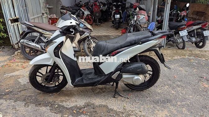 Honda Dylan lên áo SH Trắng