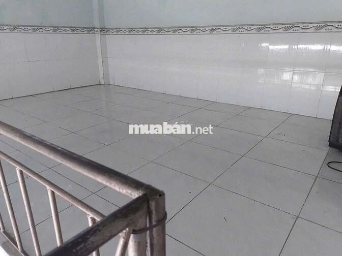 Kiot trống, còn mới, cao 5.5 m, thoáng, rộng 32 m2