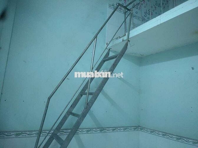Kiot trống, còn mới, cao 5.5 m, thoáng, rộng 32 m2