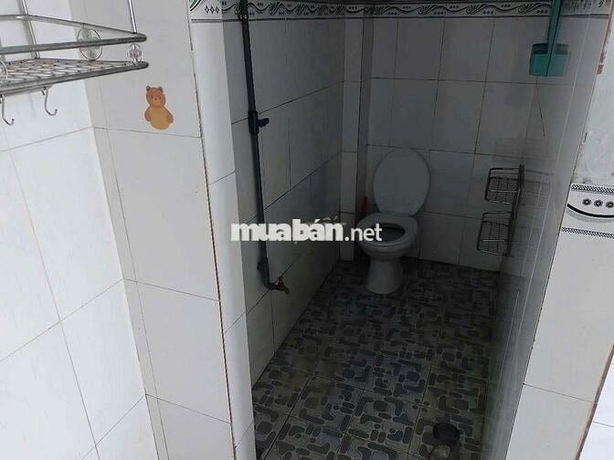 Kiot trống, còn mới, cao 5.5 m, thoáng, rộng 32 m2