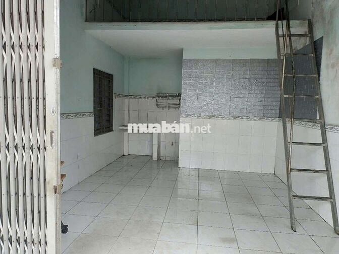 Kiot trống, còn mới, cao 5.5 m, thoáng, rộng 32 m2