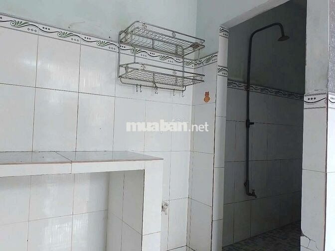 Kiot trống, còn mới, cao 5.5 m, thoáng, rộng 32 m2