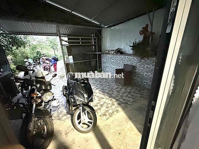 Phòng nhỏ có view cửa sổ siêu thoáng
