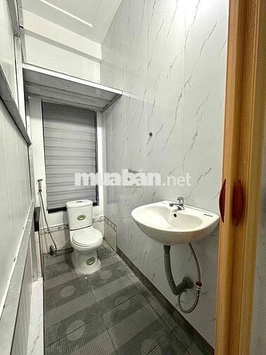 Phòng nhỏ có view cửa sổ siêu thoáng