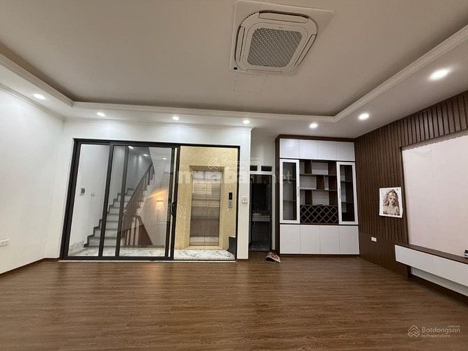 Hạ chào 2 tỷ nhà 6 tầng thang máy mới,ô tô vào nhà phố Đội Nhân dt 55m
