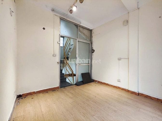Cho thuê nhà ngõ ô tô tránh phố Núi Trúc, 20m2, 4 tầng, tiện kinh doan