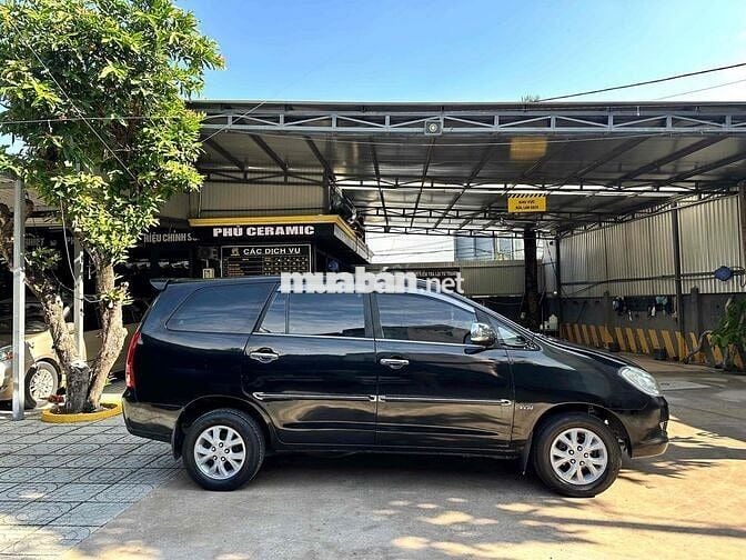 Toyota Innova 2.0G Số sàn màu Đen
