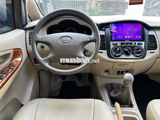 Toyota Innova 2.0G Số sàn màu Đen