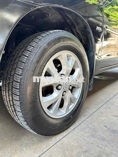 Toyota Innova 2.0G Số sàn màu Đen
