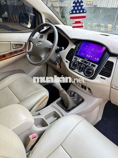 Toyota Innova 2.0G Số sàn màu Đen