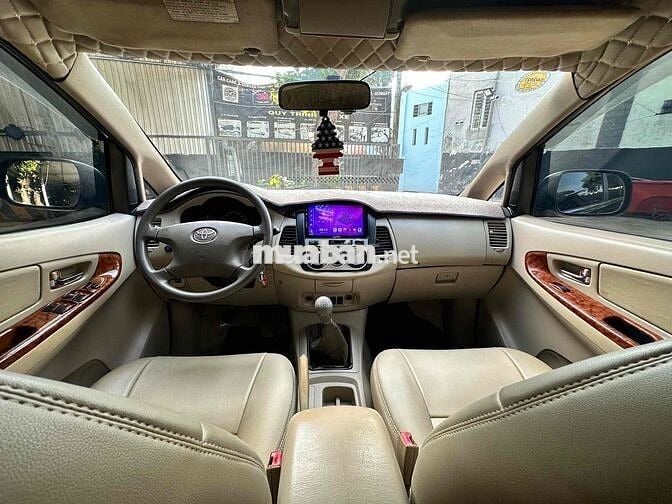 Toyota Innova 2.0G Số sàn màu Đen