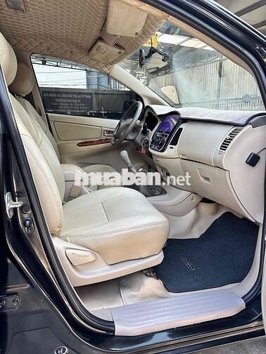 Toyota Innova 2.0G Số sàn màu Đen