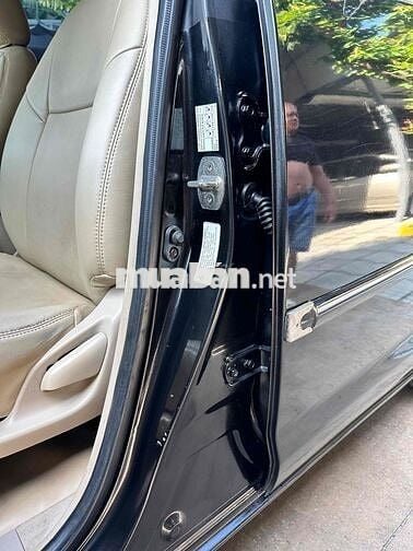 Toyota Innova 2.0G Số sàn màu Đen