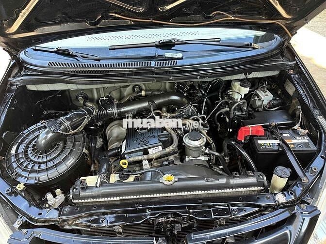 Toyota Innova 2.0G Số sàn màu Đen
