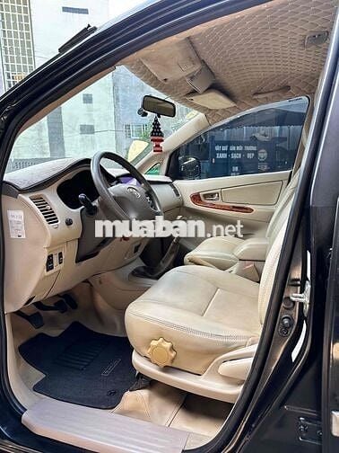 Toyota Innova 2.0G Số sàn màu Đen