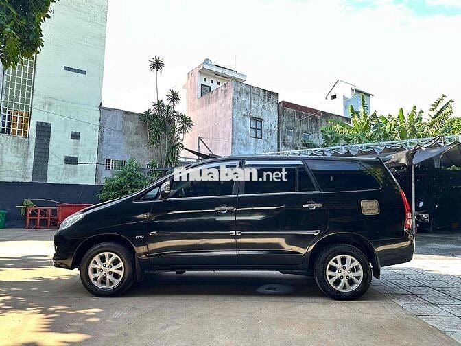 Toyota Innova 2.0G Số sàn màu Đen
