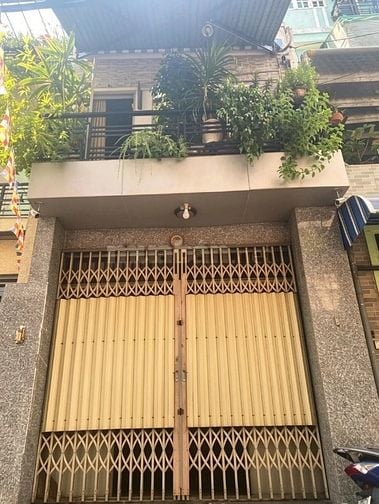 Cần bán nhà hẻm thông đường Lạc Long Quân F8 ở ngay giá 6,6 tỷ 