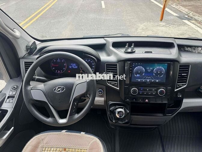 Hyundai Solati Xe khách Số sàn màu Đen