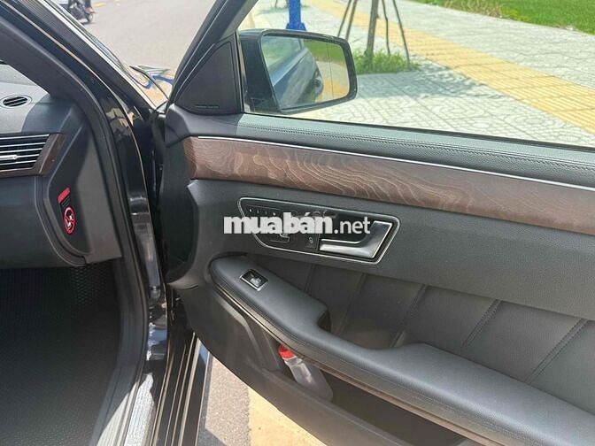 Mercedes-Benz E300 2012 Sedan Đen Da 5 chỗ
