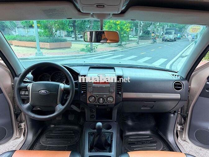 Ford Everest 2.5 máy dầu số sàn 7 chỗ 2014