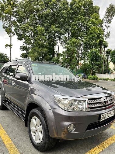 Toyota Fortuner 2010 Xám Tự động 7 chỗ