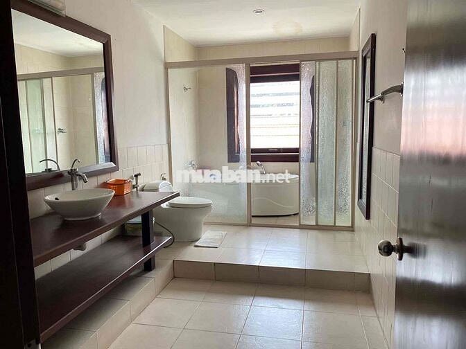 Tôi Cần Cho Thuê Biệt Thự 1000m2 có Hồ Bơi. 6PN. 6 Toilet.