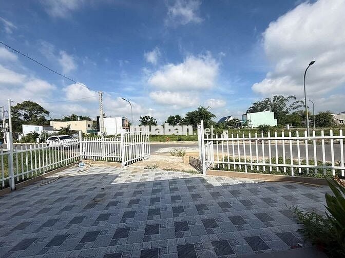 bán gấp căn nhà để trả nợ 10mx27m vừa hoàn công